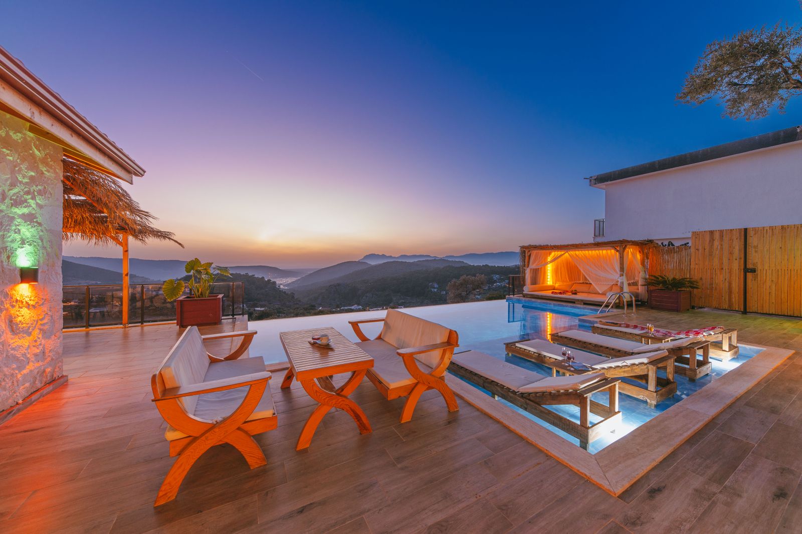 Riviera Glass House: pool and terrace