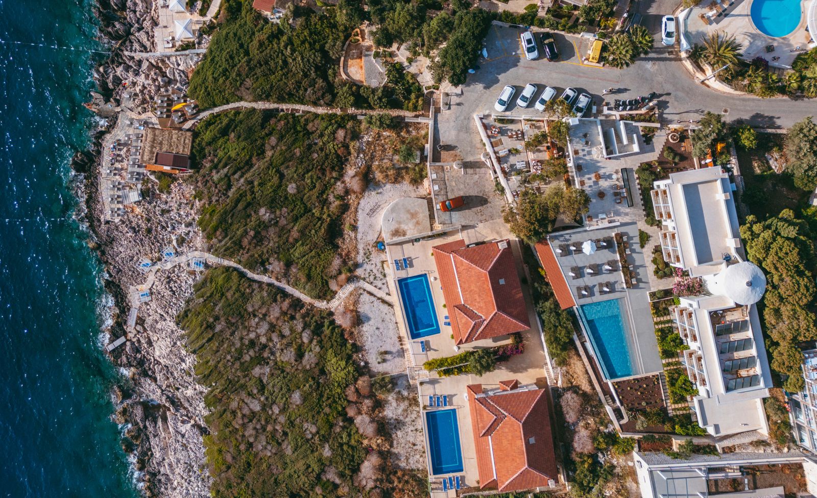 Coastal villas and gardens above the Pacific in Montecito