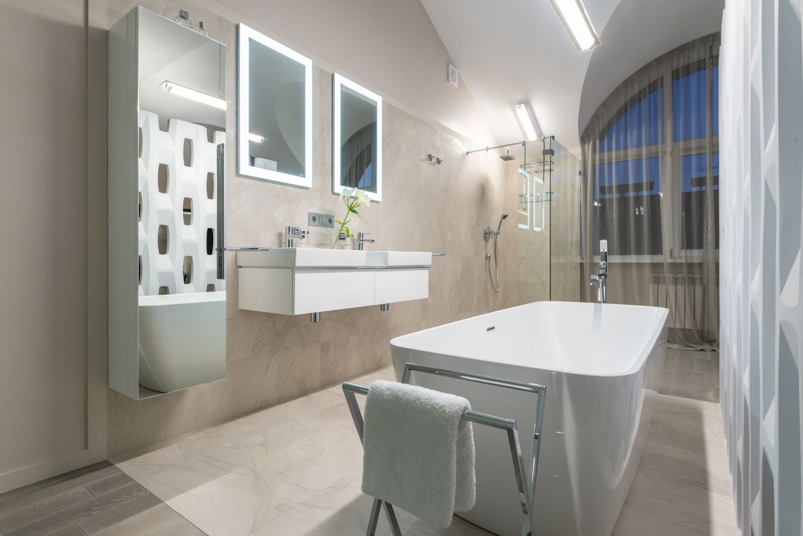 Riviera Spanish Revival: bath