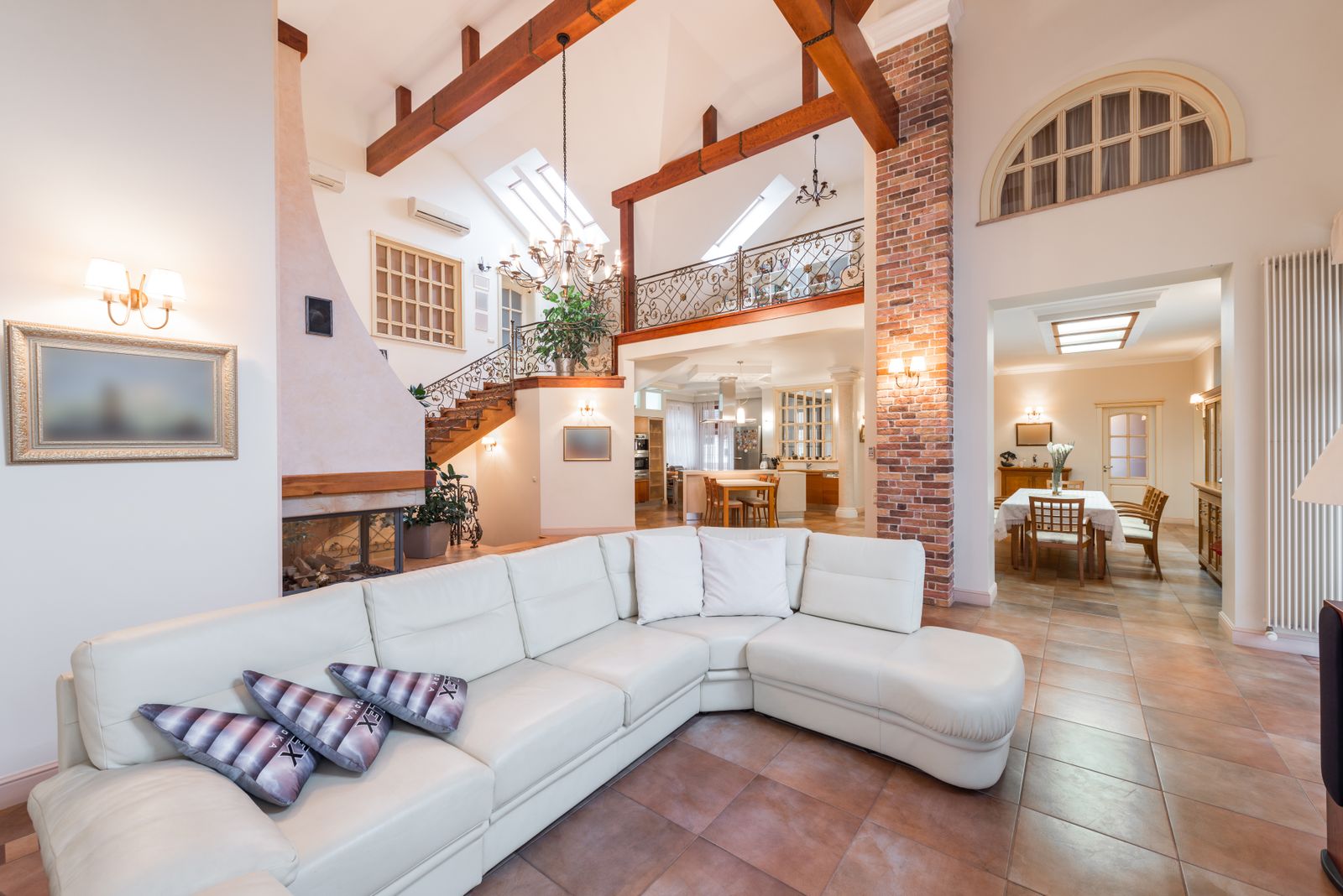Riviera Spanish Revival: living room